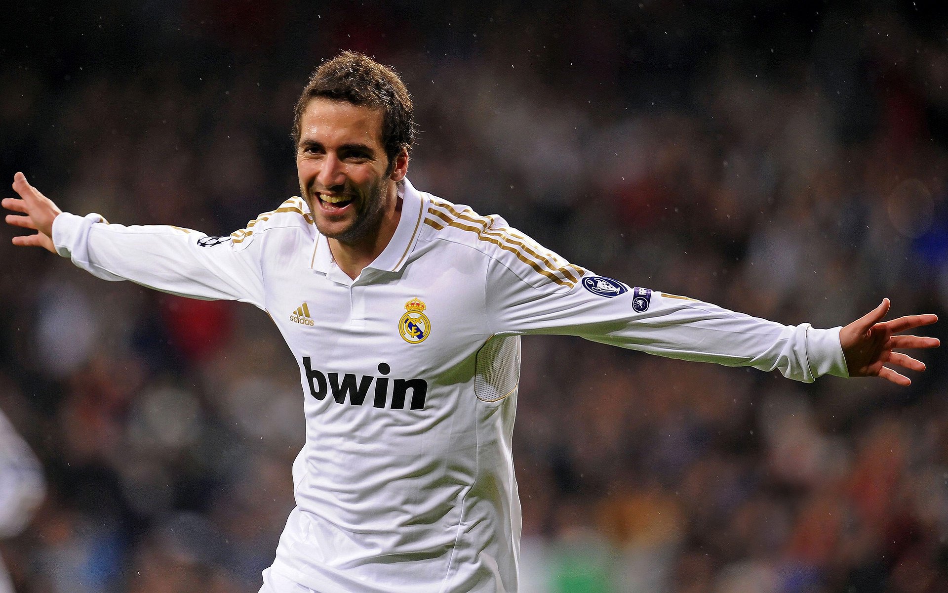 冠军球队球员参与社区环保活动树立良好形象,社区足球队